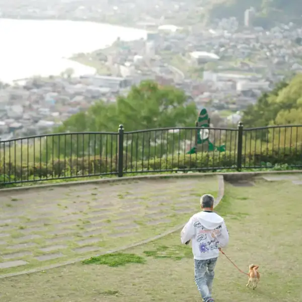 Paseando un perro con correa